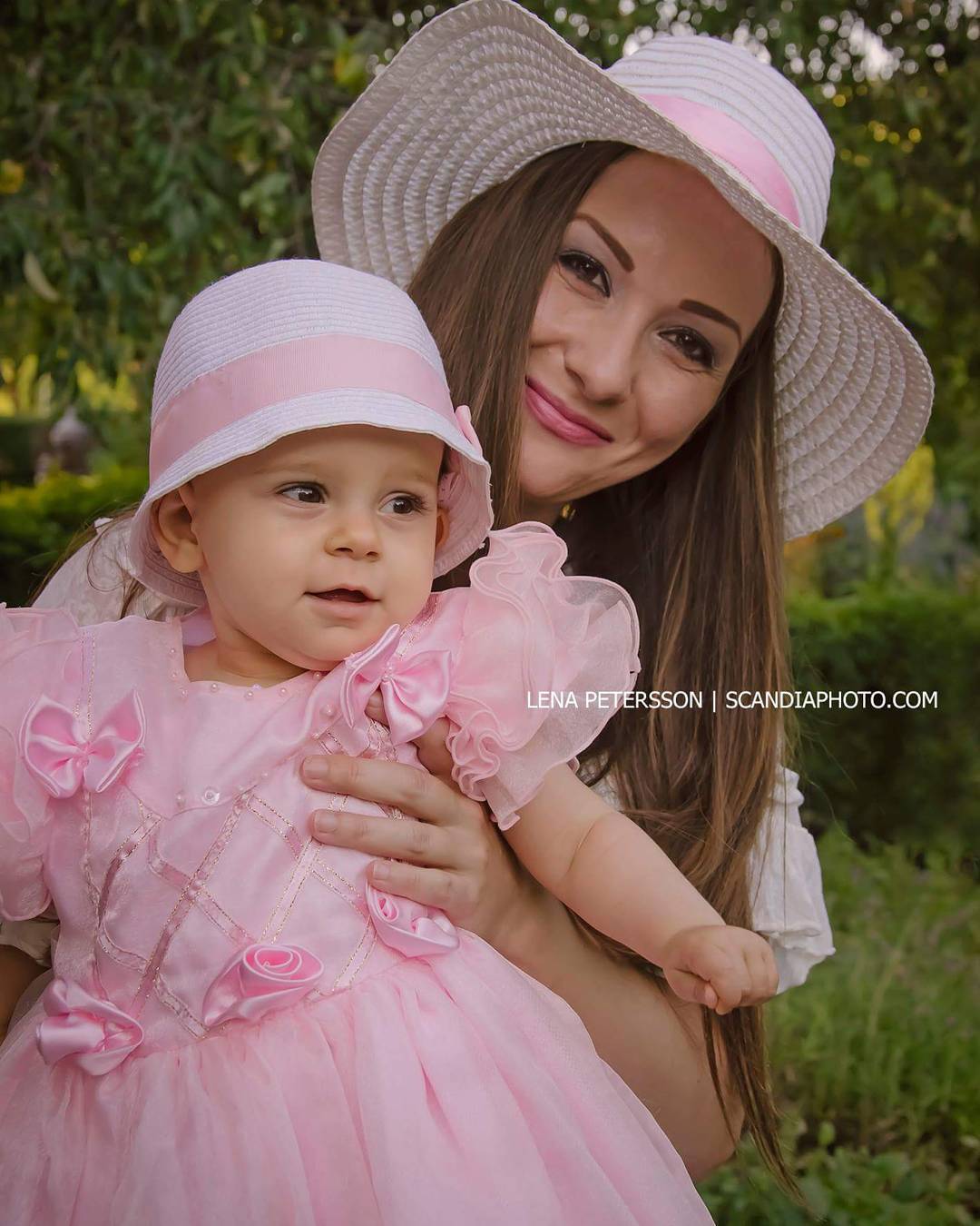 #familyportrait #familyphotographer #familyphotography #familyportraits #familjefotografering #porträttfotograf #porträtt #mother #daughter #portraiture #familjefotografmalmö @gordanamarjanovic