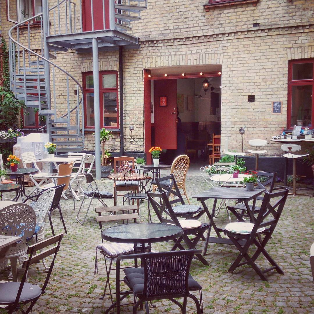 Mysiga cafe Agnes bakgård i Malmö #cafe #cafeagnes #malmö #sweden #urban #coffee #backyard #phonesnap #phonography #phonegraphy #ulefonearmor #ulefone