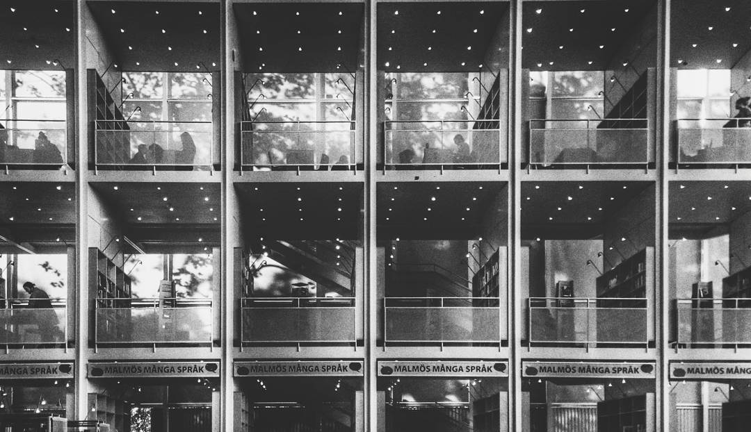 #publiclibrary #noiretblancphotographie #noir #svartvitt #blacknwhite_perfection #blackandwhitephotography #blackandwhite #cubicle #library #sweden #europe #malmö #ulefonearmor #phonesnap #phonography #minmalmobild