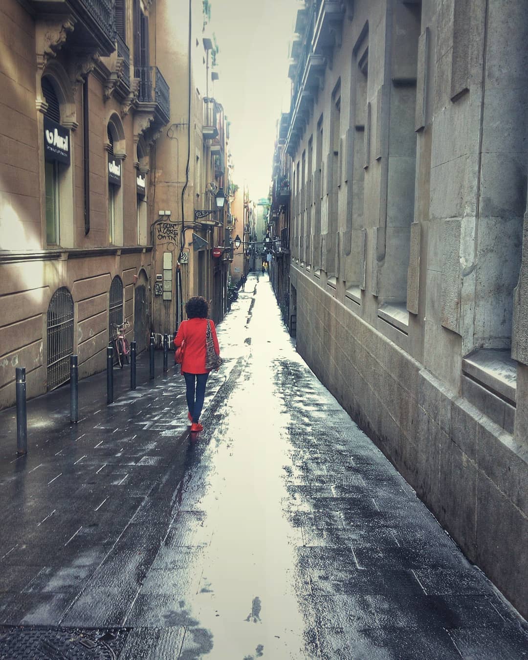 #barcelonastreetphotography #barcelona #street #red #unknownmodel #spain
