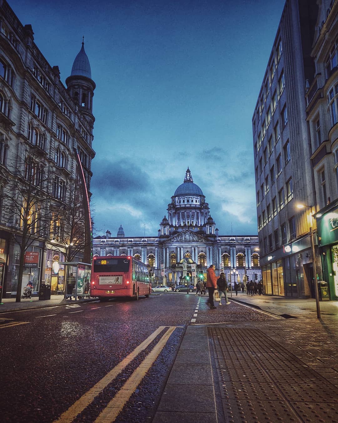 #ambassadorsofphotography #nightphotography #motorolaonezoom #scandiaphoto #night #nightsky #streetphotography #urban #bestoftheday #swedeinbelfast #city #belfast #belfastcityhall
