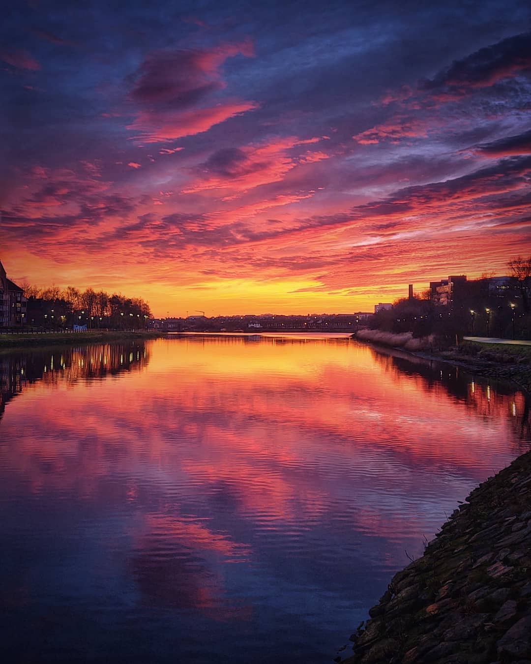 #lagan #river #sunset #sunsets #sky #water #bestoftheday #belfast #phonephotography #northernireland @visualambassadors #ambassadorsofphotography #bestnatureshot #bestsunset #waterreflection #megashot #scandiaphoto